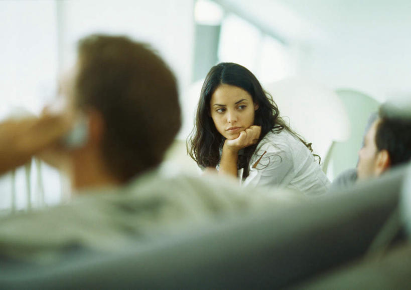 西方人,背部,三个人,同事,商务人士,商务男性,商务女性,办公室,坐,打电话,横图,室内,白天,正面,衬衫,成功,合作,团队,集体,信心,电话,手机,欧洲,欧洲人,套装,朦胧,模糊,领带,拿,拿着,注视,通讯设备,队伍,观察,看,观看,察看,领导,成就,关注,商务装,合伙,领袖,工薪阶层,交流,男人,男性,年轻男性,年轻女性,女人,女性,白种人,年轻人,白领,上班族,沟通,通话,坐着,半身,彩图,衬衣