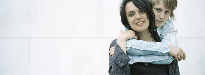 西方人,两个人,伙伴,朋友,站,抱,笑,微笑,横图,室外,白天,正面,友谊,欧洲,欧洲人,墙,注视,墙壁,墙面,观察,看,站着,抱着,观看,察看,搂着,关注,友情,年轻女性,女人,女性,白种人,搂,搂抱,站立,半身,彩图