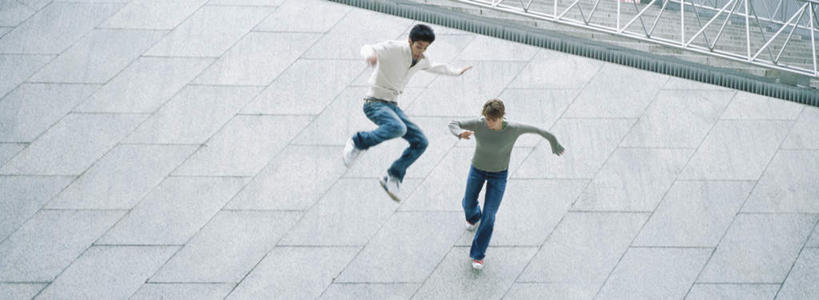 西方人,两个人,伙伴,朋友,站,跳,横图,俯视,室外,白天,友谊,道路,路,公路,欧洲,欧洲人,地面,交通,注视,观察,看,站着,观看,察看,关注,友情,男人,男性,年轻男性,白种人,马路,跳跃,站立,彩图,高角度拍摄,全身