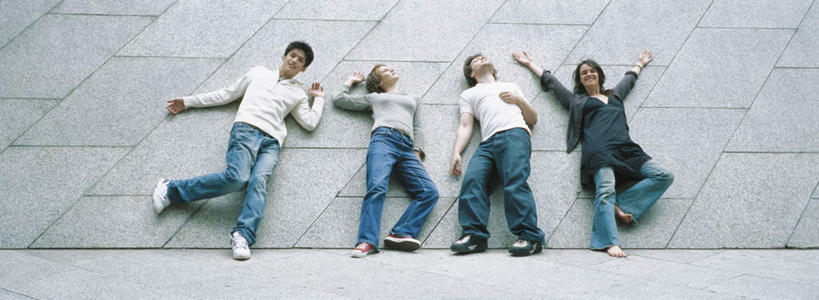 西方人,四个人,伙伴,朋友,躺,举,笑,微笑,露齿笑,横图,俯视,室外,白天,爱情,友谊,道路,路,公路,欧洲,欧洲人,交通,浪漫,托,温暖,温馨,恩爱,恋人,和睦,友情,男人,男性,年轻男性,年轻女性,女人,女性,白种人,情侣,马路,举起,举手,举着,躺着,向上举,向上伸,向上托,彩图,高角度拍摄,全身,伴侣,融洽