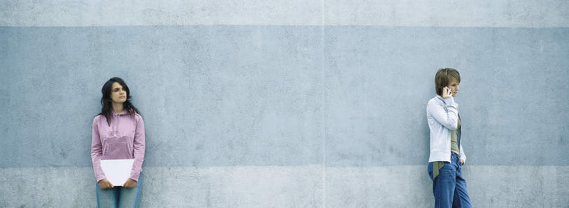 西方人,两个人,站,抱,打电话,横图,室外,白天,正面,爱情,电脑,笔记本电脑,电话,手机,欧洲,欧洲人,网络,墙,浪漫,拿,拿着,注视,通讯设备,墙壁,墙面,观察,看,站着,温暖,温馨,恩爱,恋人,抱着,观看,和睦,察看,无线,关注,通信设备,无线网络,无线上网,便携式电脑,交流,手提电脑,男人,男性,年轻男性,年轻女性,女人,女性,白种人,情侣,沟通,通话,站立,半身,彩图,伴侣,融洽