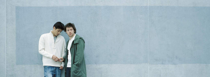 西方人,两个人,伙伴,朋友,站,打电话,横图,室外,白天,正面,友谊,电话,手机,欧洲,欧洲人,墙,拿,拿着,注视,通讯设备,墙壁,墙面,观察,看,站着,观看,察看,关注,交流,友情,男人,男性,年轻男性,白种人,沟通,通话,站立,半身,彩图