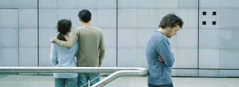 西方人,三个人,栏杆,站,抱,横图,室外,白天,爱情,欧洲,欧洲人,墙,围栏,浪漫,注视,护栏,墙壁,墙面,背面,观察,看,站着,温暖,温馨,恩爱,恋人,抱着,观看,和睦,察看,搂着,关注,男人,男性,年轻男性,年轻女性,女人,女性,白种人,情侣,搂,搂抱,站立,半身,彩图,伴侣,融洽