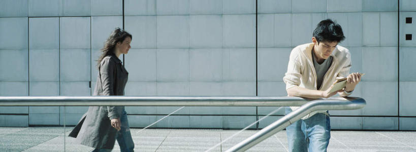 西方人,三个人,栏杆,站,横图,室外,白天,正面,爱情,看书,阅读,书籍,欧洲,欧洲人,学习,阴影,光线,影子,墙,围栏,浪漫,拿,拿着,注视,护栏,墙壁,墙面,阳光,书本,观察,看,站着,温暖,温馨,恩爱,读书,浏览,恋人,观看,和睦,察看,关注,男人,男性,年轻男性,年轻女性,女人,女性,白种人,情侣,书,图书,站立,半身,彩图,伴侣,融洽