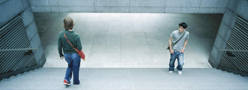 西方人,两个人,伙伴,朋友,栏杆,站,走,横图,俯视,室外,白天,友谊,楼梯,欧洲,欧洲人,扶手,阶梯,注视,护栏,台阶,观察,看,站着,观看,察看,关注,友情,男人,男性,年轻男性,年轻女性,女人,女性,白种人,步行,散步,站立,走路,彩图,高角度拍摄,全身