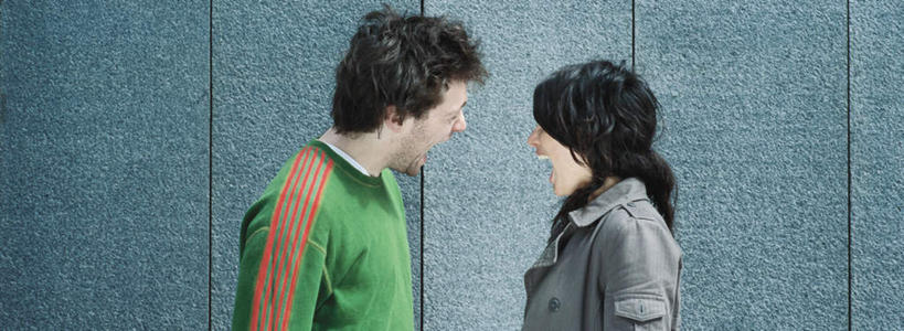 西方人,两个人,伙伴,朋友,站,横图,室外,白天,侧面,友谊,欧洲,欧洲人,墙,大喊,注视,相视,墙壁,墙面,观察,看,站着,张嘴,面对面,喊,观看,对视,察看,喊叫,关注,相对,张大嘴巴,相看,友情,男人,男性,年轻男性,年轻女性,女人,女性,白种人,张开嘴,站立,半身,彩图