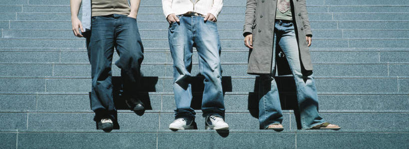 西方人,三个人,站,走,横图,室外,白天,仰视,爱情,楼梯,欧洲,欧洲人,阴影,光线,影子,阶梯,浪漫,注视,台阶,阳光,观察,看,站着,温暖,温馨,恩爱,恋人,观看,和睦,察看,关注,男人,男性,年轻男性,年轻女性,女人,女性,白种人,情侣,步行,散步,站立,走路,半身,彩图,低角度拍摄,伴侣,融洽