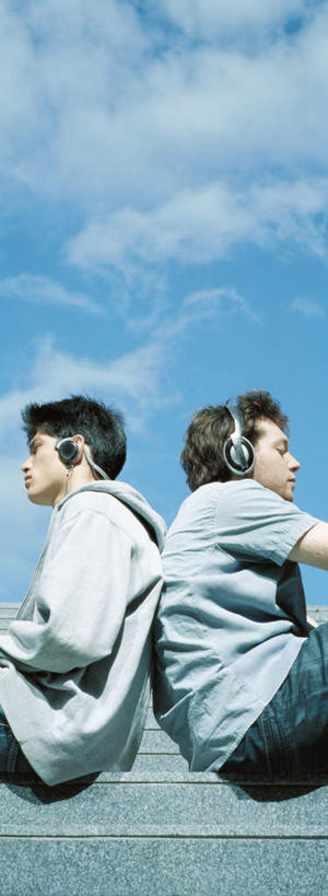 西方人,两个人,伙伴,朋友,坐,竖图,室外,白天,仰视,快乐,满意,友谊,幸福,安全,楼梯,欧洲,欧洲人,阴影,光线,影子,阶梯,云,云朵,音响,音乐,云彩,依靠,注视,娱乐,台阶,蓝色,白云,蓝天,天空,阳光,耳机,天,观察,看,倚靠,背靠背,享受,休闲,放松,背对背,观看,察看,舒适,享乐,关注,信任,友情,男人,男性,年轻男性,白种人,坐着,半身,彩图,低角度拍摄