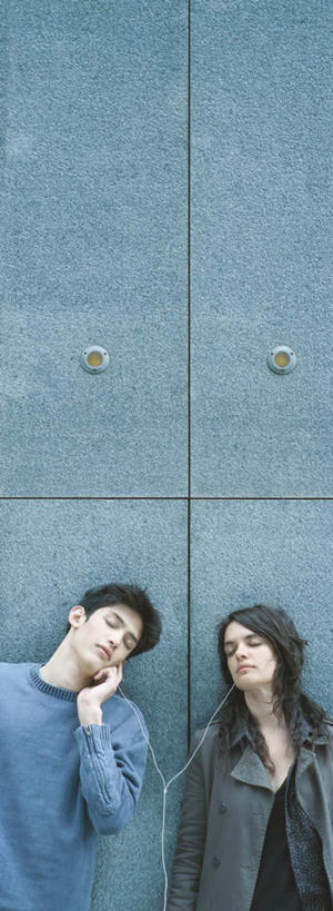 西方人,两个人,站,闭眼,竖图,室外,白天,正面,爱情,快乐,满意,幸福,欧洲,欧洲人,墙,音响,浪漫,音乐,注视,娱乐,墙壁,墙面,耳机,观察,看,站着,享受,休闲,温暖,温馨,恩爱,放松,恋人,观看,和睦,察看,舒适,享乐,关注,男人,男性,年轻男性,年轻女性,女人,女性,白种人,情侣,闭眼睛,闭着眼,闭着眼睛,站立,半身,彩图,伴侣,融洽