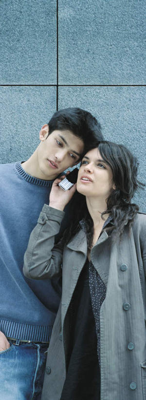 西方人,三个人,站,打电话,竖图,室外,白天,正面,爱情,电话,手机,欧洲,欧洲人,墙,浪漫,拿,拿着,注视,通讯设备,墙壁,墙面,观察,看,站着,温暖,温馨,恩爱,恋人,观看,和睦,察看,关注,交流,男人,男性,年轻男性,年轻女性,女人,女性,白种人,情侣,沟通,通话,站立,半身,彩图,伴侣,融洽