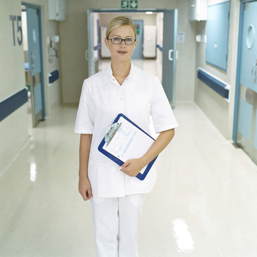 西方人,一个人,医生,医院,站,笑,微笑,方图,室内,白天,正面,门,照明,欧洲,欧洲人,仅一个人,一副,上班,套装,标志,瓷砖,地砖,数字,文字,眼镜,纸,字符,字母,墙,灯光,地面,拿,拿着,注视,职业装,标识,顶灯,墙壁,墙面,灯,白纸,灯具,门框,观察,看,站着,医护人员,医疗人员,观看,照亮,察看,白大褂,照明设备,关注,记录板,安全出口,记事板,医疗机构,年轻女性,女人,女性,白种人,大夫,站立,半身,彩图,病院,诊所