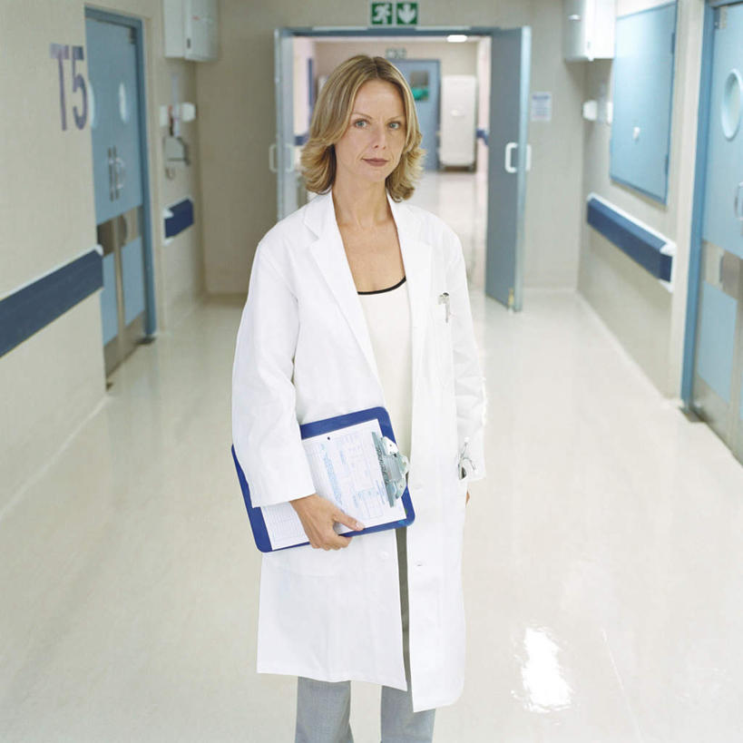 西方人,一个人,医生,医院,站,方图,室内,白天,正面,门,照明,欧洲,欧洲人,仅一个人,上班,套装,标志,瓷砖,地砖,数字,文字,眼镜,纸,字符,字母,墙,灯光,地面,拿,拿着,注视,职业装,标识,顶灯,墙壁,墙面,灯,白纸,灯具,门框,观察,看,站着,医护人员,医疗人员,观看,照亮,察看,白大褂,照明设备,关注,记录板,安全出口,记事板,医疗机构,年轻女性,女人,女性,白种人,大夫,站立,半身,彩图,病院,诊所