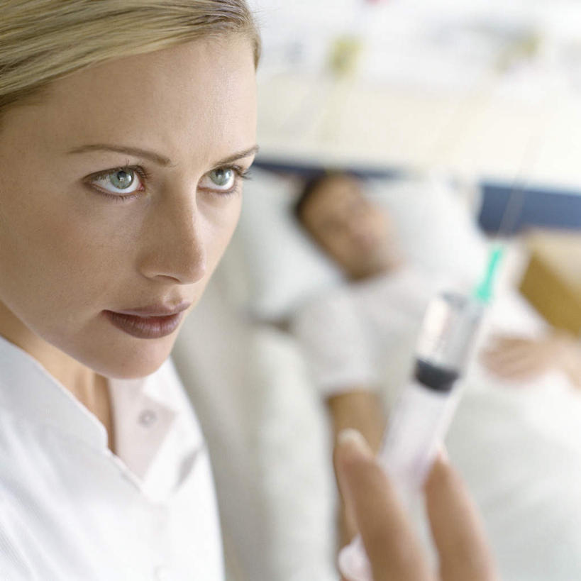 西方人,手,两个人,医生,病人,医院,方图,室内,特写,白天,侧面,床,柜子,欧洲,欧洲人,双手,朦胧,模糊,墙,床单,拿,拿着,注视,被子,针,墙壁,墙面,医疗用品,观察,看,医护人员,医疗人员,手部,针管,针筒,治疗,注射,单人床,观看,察看,医疗,医疗设备,注射器,被单,病房,关注,医疗器械,医疗机构,男人,男性,年轻男性,年轻女性,女人,女性,白种人,大夫,患者,就医者,半身,彩图,病院,诊所