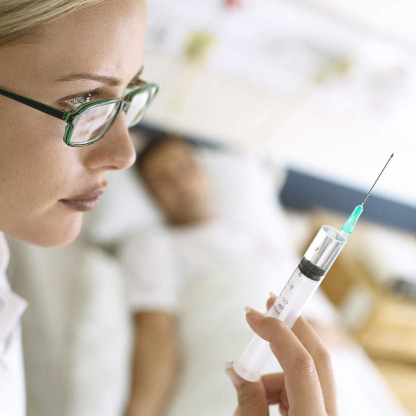 西方人,手,两个人,医生,病人,医院,方图,室内,特写,白天,侧面,床,柜子,欧洲,欧洲人,双手,一副,戴,朦胧,模糊,眼镜,墙,床单,拿,拿着,注视,被子,针,墙壁,墙面,医疗用品,观察,看,医护人员,医疗人员,手部,针管,针筒,治疗,注射,单人床,观看,戴着,察看,医疗,医疗设备,注射器,被单,病房,关注,医疗器械,医疗机构,男人,男性,年轻男性,年轻女性,女人,女性,白种人,大夫,患者,就医者,半身,彩图,病院,诊所