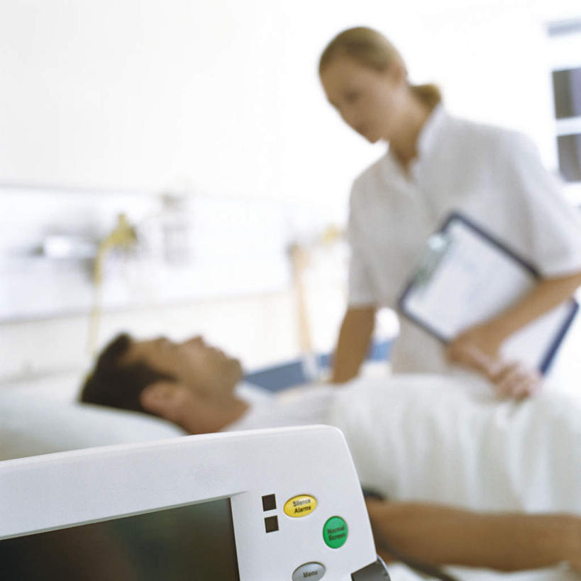 西方人,手,两个人,医生,病人,医院,方图,室内,白天,侧面,床,柜子,欧洲,欧洲人,握,朦胧,模糊,墙,床单,拿,拿着,注视,被子,针,墙壁,墙面,医疗用品,观察,看,医护人员,医疗人员,手部,针管,针筒,治疗,握着,注射,单人床,观看,对视,察看,医疗,医疗设备,注射器,被单,病房,关注,医疗器械,记录板,记事板,医疗机构,男人,男性,年轻男性,年轻女性,女人,女性,白种人,大夫,患者,就医者,半身,彩图,病院,诊所