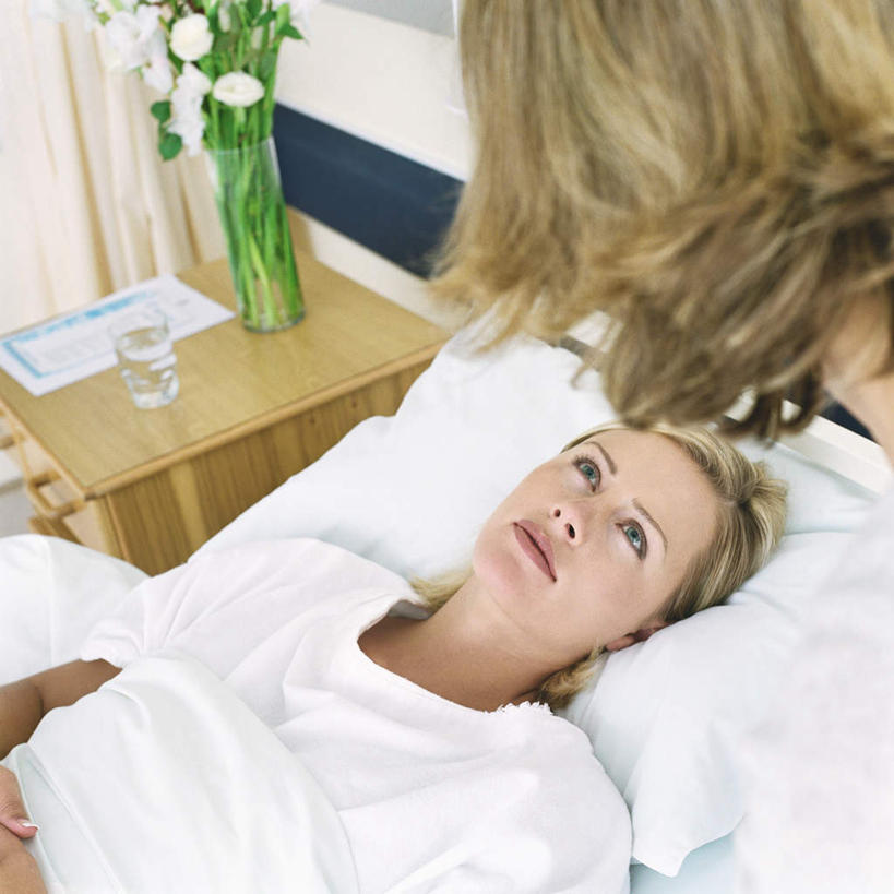 西方人,两个人,医生,病人,医院,方图,俯视,室内,白天,床,柜子,欧洲,欧洲人,检查,墙,床单,注视,被子,针,墙壁,墙面,医疗用品,观察,看,医护人员,医疗人员,针管,针筒,治疗,注射,单人床,观看,察看,医疗,医疗设备,注射器,被单,病房,关注,医疗器械,病情,医疗机构,年轻女性,女人,女性,白种人,大夫,患者,就医者,半身,彩图,高角度拍摄,病院,诊所