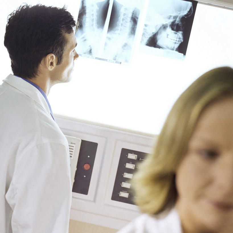 西方人,两个人,伙伴,同事,朋友,医生,办公室,医院,方图,x光片,室内,白天,正面,友谊,合作,团队,仪器,欧洲,欧洲人,两张,挂,注视,观察,看,医护人员,医疗人员,战略,观看,察看,医疗设备,挂着,白大褂,关注,医疗器械,医疗仪器,医疗机构,联合,合谋,观片灯,配合,协作,男人,男性,年轻男性,女人,女性,白种人,大夫,半身,彩图,病院,诊所