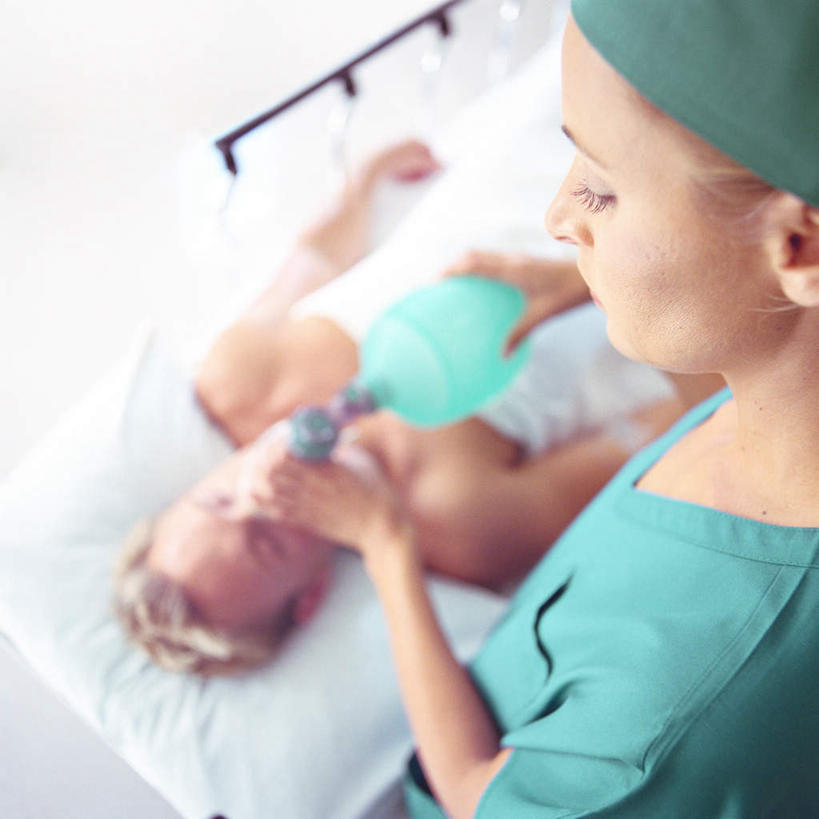 西方人,两个人,医生,病人,医院,站,闭眼,方图,俯视,室内,白天,窗户,床,天花板,欧洲,欧洲人,握,床单,拿,拿着,注视,被子,玻璃窗,观察,看,站着,医护人员,医疗人员,氧气罩,握着,单人床,观看,察看,被单,关注,医疗机构,医生帽,男人,男性,年轻男性,年轻女性,女人,女性,白种人,大夫,患者,就医者,闭眼睛,闭着眼,闭着眼睛,站立,半身,彩图,高角度拍摄,病院,诊所