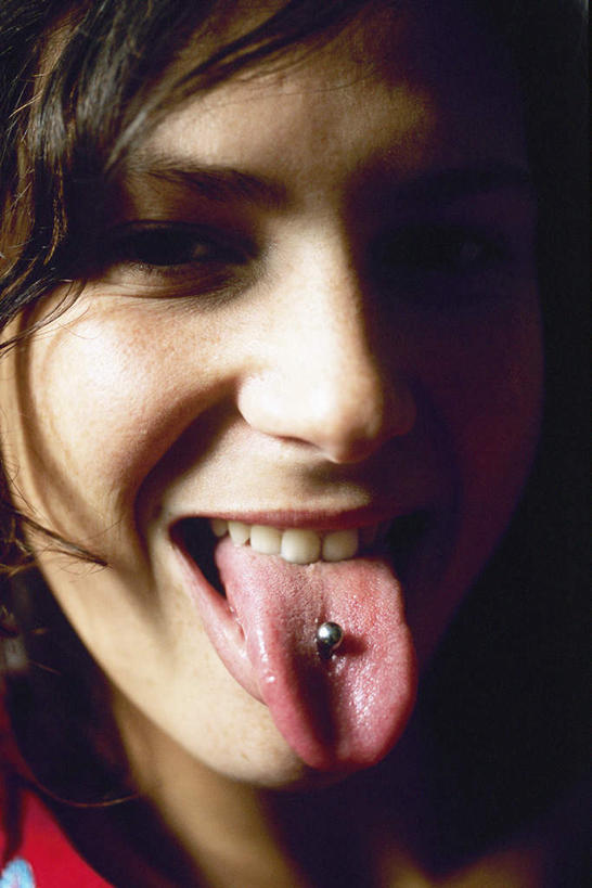 西方人,脸,头,脸颊,一个人,站,竖图,室内,特写,白天,正面,美容,欧洲,欧洲人,仅一个年轻女性,仅一个女性,仅一个人,注视,吐舌头,观察,看,伸舌头,站着,鬼脸,吐舌,观看,察看,关注,舌钉,年轻女性,女人,女性,白种人,头部,脸部,脸蛋,面部,站立,半身,彩图