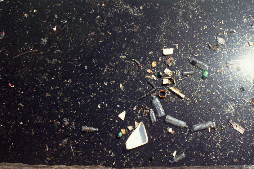 无人,横图,俯视,室外,特写,白天,许多,阴影,散落,光线,金属,影子,垃圾,地面,阳光,塑料制品,碎片,废品,彩图,高角度拍摄