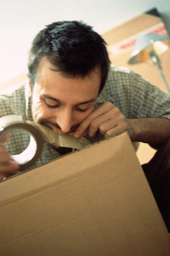 西方人,一个人,站,竖图,室内,白天,正面,欧洲,欧洲人,仅一个男性,仅一个人,咬,纸箱,拿,拿着,仅一个年轻男性,箱子,站着,出差,咬着,透明胶,包装箱,男人,男性,年轻男性,白种人,站立,彩图,全身,旅行