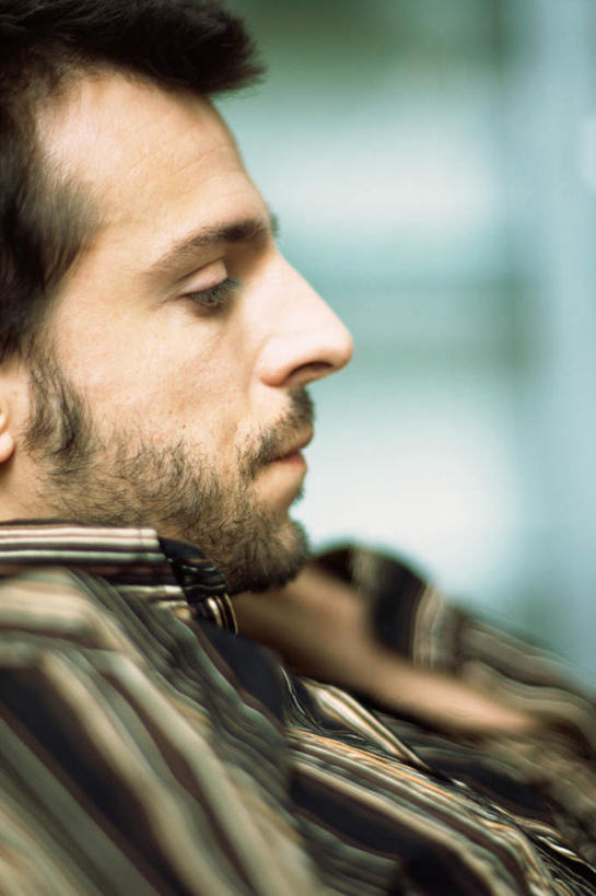 西方人,胡须,一个人,坐,竖图,室内,白天,侧面,欧洲,欧洲人,仅一个男性,仅一个人,朦胧,模糊,仅一个年轻男性,男人,男性,年轻男性,白种人,胡子,小胡子,坐着,半身,彩图