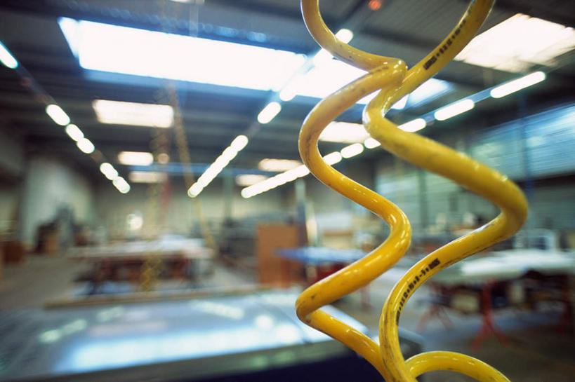 无人,工厂,横图,室内,特写,白天,正面,静物,照明,朦胧,模糊,钩子,灯光,管道,顶灯,灯,灯具,工业,照亮,照明设备,工作台,彩图,工地,制造厂