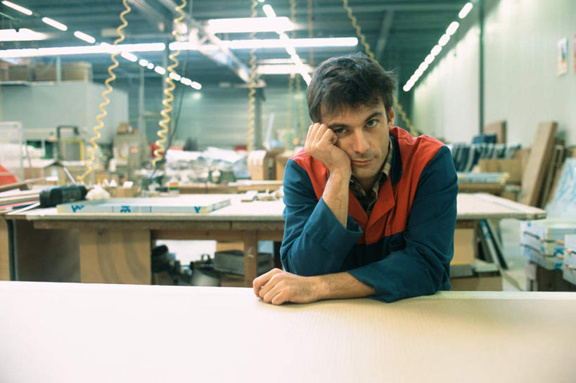 西方人,一个人,机修工,站,横图,室内,白天,正面,照明,欧洲,欧洲人,仅一个男性,仅一个人,撑,灯光,托腮,顶灯,灯,工人,仅一个年轻男性,灯具,托,站着,照亮,照明设备,托下巴,工作台,男人,男性,年轻男性,白种人,机械师,机修工人,站立,半身,彩图