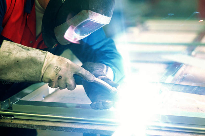 西方人,一个人,焊工,站,横图,室内,白天,正面,欧洲,欧洲人,仅一个男性,仅一个人,面具,仅一个年轻男性,站着,男人,男性,年轻男性,白种人,电焊工,焊接工,站立,半身,彩图