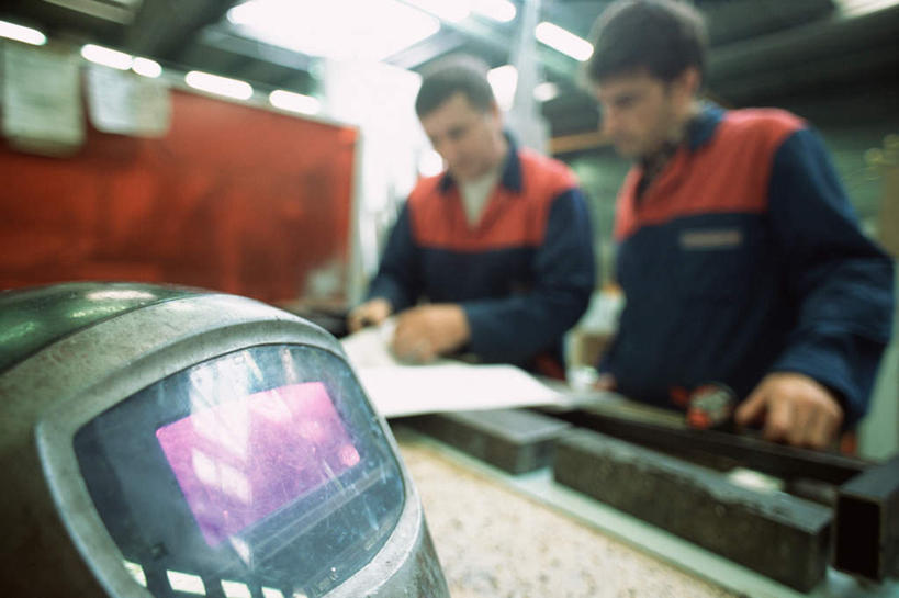 西方人,两个人,机修工,站,横图,室内,白天,侧面,帽子,欧洲,欧洲人,朦胧,模糊,头盔,图纸,设计图,拿,拿着,工人,安全帽,站着,工程图,草图,工作台,蓝图,男人,男性,中年男性,白种人,机械师,机修工人,设计,站立,半身,彩图