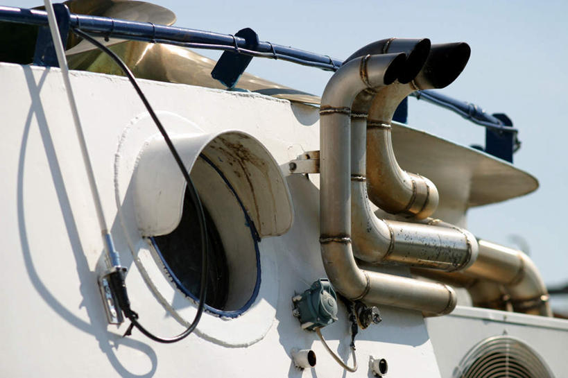 无人,横图,室外,特写,白天,正面,窗户,船,静物,金属制品,金属,云,云朵,云彩,蓝色,白云,蓝天,天空,天,排气管,舷窗,彩图