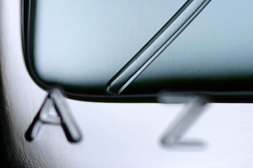 无人,横图,室内,白天,正面,静物,杯子,朦胧,模糊,英文,标志,文字,字符,字母,标识,玻璃制品,两个,玻璃棒,水杯,搅拌棒,英文字母,玻璃杯,彩图