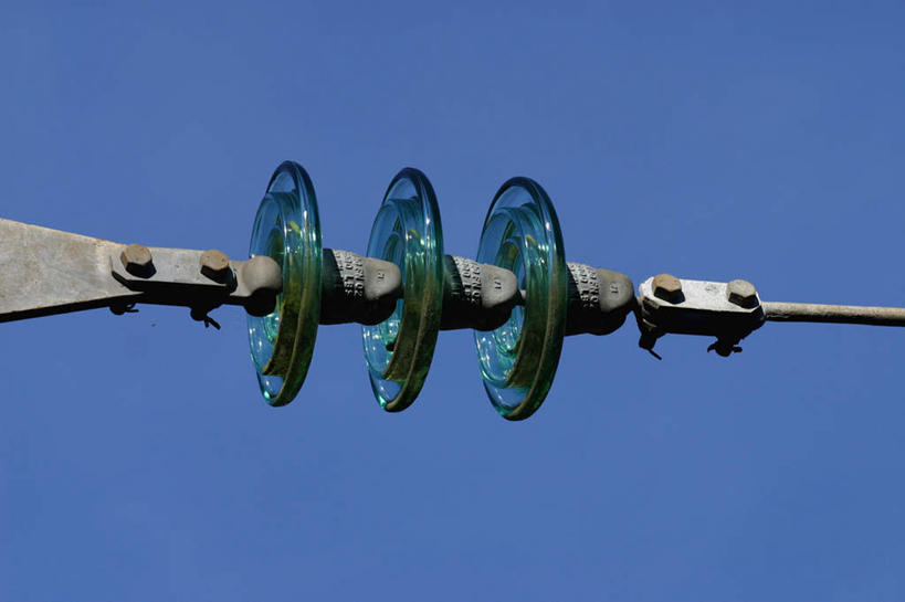 无人,横图,室外,特写,白天,仰视,阴影,光线,钢材,英文,标志,电线,文字,影子,支架,字符,字母,标识,蓝色,蓝天,天空,阳光,天,能源,英文字母,支撑,螺母,资源,输电线,高压线,高压输电,高压输电线,彩图,低角度拍摄