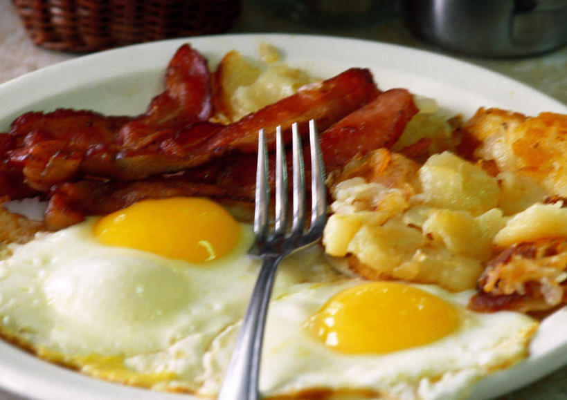 无人,横图,俯视,室内,白天,烹饪,西餐,早餐,餐桌,桌子,餐具,一堆,许多,堆叠,堆积,叉子,碟子,盘,叉,蛋,荷包蛋,鸡蛋,肉,料理,食品,烤肉,猪肉,菜肴,美食,肉类,食物,两个,黄色,白色,盘子,碟,早点,西式,佳肴,餐台,堆,肉食,豚肉,彩图,高角度拍摄