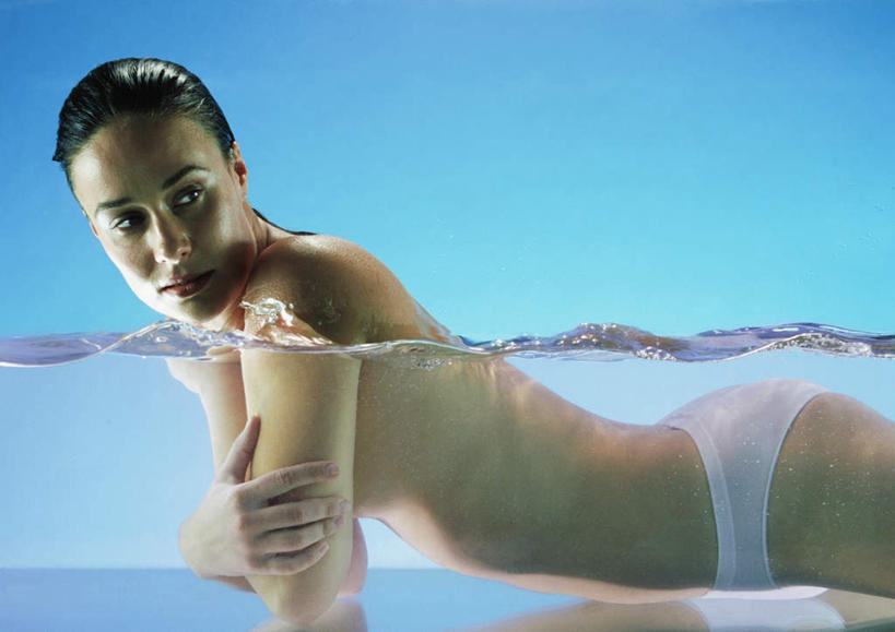 西方人,一个人,双手交叉,横图,室外,白天,侧面,水,欧洲,欧洲人,仅一个年轻女性,仅一个女性,仅一个人,撑,清澈,透明,液体,水滴,水流,注视,裸露,蓝色,回头,看,趴着,赤裸,撑着,双手抱胸,裸,年轻女性,女人,女性,白种人,趴,半身,彩图