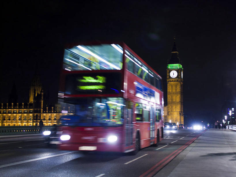 无人,横图,室外,夜晚,正面,旅游,度假,名胜古迹,标志建筑,道路,地标,建筑,路,夜景,公路,公共汽车,照明,英国,欧洲,伦敦,一辆,朦胧,模糊,遗迹,时间,时钟,钟楼,分界线,巴士,停车线,公交车,交通,首都,计时,古迹,文物,娱乐,建设,古建筑,大本钟,大笨钟,双层巴士,车,灯,灯具,钟表,交通工具,享受,休闲,表,旅游胜地,放松,车行道,车行道分界线,照亮,照明设备,西欧,载具,标线,大不列颠,古文明,车行线,前照灯,前大灯,大不列颠及北爱尔兰联合王国,车前灯,塔钟,大不列颠联合王国,日不落英帝国,双层公共汽车,雾都,观光巴士,威斯敏斯特宫报时钟,伊丽莎白塔,钟,马路,彩图