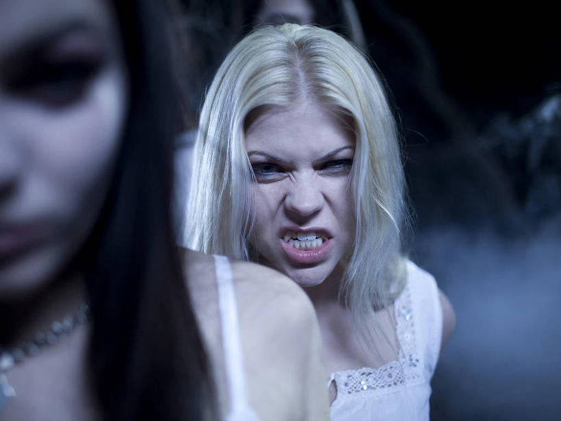 西方人,两个人,笑,微笑,露齿笑,横图,室内,白天,正面,裙子,欧洲,欧洲人,黑色背景,连衣裙,朦胧,模糊,烟雾,注视,观察,看,张嘴,摄影,影棚,观看,害怕,惊恐,察看,关注,怪物,吸血鬼,张大嘴巴,背手,年轻女性,女人,女性,白种人,张开嘴,半身,彩图,影棚拍摄,拍摄,嗜血,血族