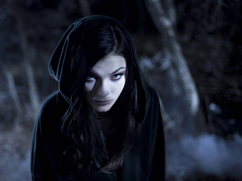 西方人,一个人,站,横图,俯视,室外,夜晚,树林,植物,欧洲,欧洲人,仅一个年轻女性,仅一个女性,仅一个人,服装,朦胧,模糊,烟雾,注视,休闲装,树,树木,衣服,绿色,黑色,自然,观察,看,站着,休闲,休闲服,服饰,生长,成长,观看,察看,恐怖,关注,怪物,吸血鬼,可怕,可骇,恐惧,年轻女性,女人,女性,白种人,抬头,仰头,站立,半身,彩图,高角度拍摄,嗜血,血族