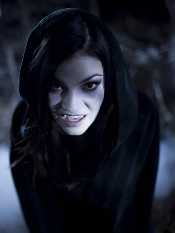 西方人,一个人,站,竖图,俯视,室外,夜晚,树林,植物,欧洲,欧洲人,仅一个年轻女性,仅一个女性,仅一个人,服装,朦胧,模糊,烟雾,注视,休闲装,树,树木,衣服,绿色,黑色,自然,观察,看,站着,张嘴,休闲,休闲服,服饰,生长,成长,观看,察看,恐怖,关注,怪物,吸血鬼,张大嘴巴,可怕,可骇,恐惧,年轻女性,女人,女性,白种人,张开嘴,抬头,仰头,站立,半身,彩图,高角度拍摄,嗜血,血族