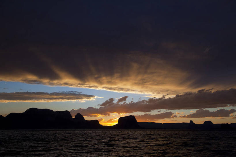 无人,横图,室外,白天,正面,旅游,度假,湖,湖泊,美景,日落,水,美国,阴影,光线,影子,湖面,景观,水流,水面,晚霞,霞光,云,云朵,落日,背光,云彩,娱乐,白云,阳光,自然,黄昏,湖水,享受,休闲,景色,彩霞,放松,北美,北美洲,犹他州,自然风光,美洲,逆光,鲍威尔湖,北亚美利加洲,亚美利加洲,犹他,蜂窝之州,蜂房州,夕照,薄暮,涧,山涧,溪涧,夕阳,彩图,傍晚,斜阳