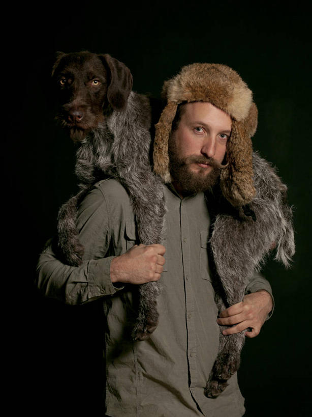 西方人,一个人,站,竖图,室内,白天,正面,宠物,狗,帽子,欧洲,欧洲人,仅一个男性,仅一个人,握,黑色背景,服装,装饰,拿,拿着,注视,休闲装,仅一个年轻男性,一只,骑,衣服,动物,观察,看,扛,站着,休闲,温暖,休闲服,可爱,握着,摄影,服饰,影棚,观看,保暖,点缀,察看,御寒,关注,忠诚,衬托,美观,棉帽,雷锋帽,扛在肩上,骑在肩上,男人,男性,年轻男性,白种人,犬,站立,半身,彩图,影棚拍摄,拍摄