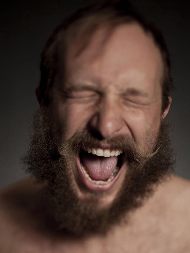 西方人,脸,头,脸颊,胡须,一个人,闭眼,竖图,室内,特写,白天,正面,欧洲,欧洲人,仅一个男性,仅一个人,阴影,灰色背景,反射,影子,裸露,肩膀,仅一个年轻男性,张嘴,摄影,影棚,呐喊,裸,张大嘴巴,呼吁,叫嚣,男人,男性,年轻男性,白种人,头部,胡子,络腮胡,脸部,脸蛋,面部,张开嘴,闭眼睛,闭着眼,闭着眼睛,半身,彩图,影棚拍摄,拍摄