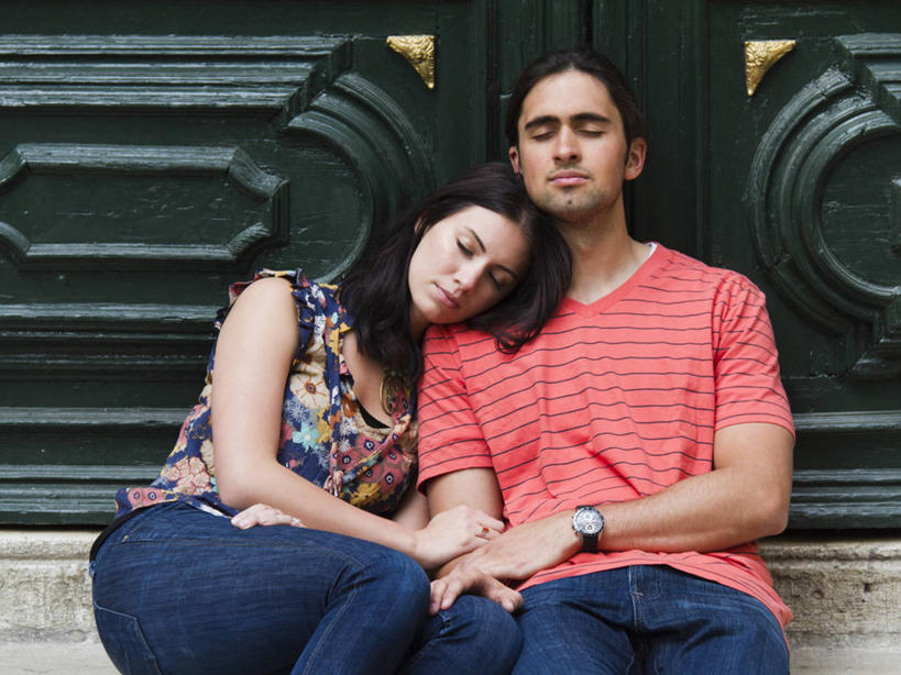 西方人,两个人,坐,闭眼,握手,横图,室外,白天,正面,爱情,楼梯,门,欧洲,欧洲人,服装,时间,时钟,手表,阶梯,浪漫,计时,休闲装,台阶,衣服,门框,钟表,靠,靠着,倚靠,休闲,温暖,温馨,休闲服,表,恩爱,恋人,服饰,腕表,和睦,倚着,男人,男性,年轻男性,年轻女性,女人,女性,白种人,情侣,钟,闭眼睛,闭着眼,闭着眼睛,搀手,拉手,手拉手,手握手,坐着,半身,彩图,伴侣,融洽