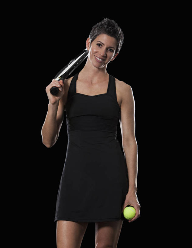 西方人,一个人,运动员,站,笑,微笑,露齿笑,竖图,室内,白天,正面,裙子,网球,欧洲,欧洲人,仅一个女性,仅一个人,握,阴影,黑色背景,连衣裙,反射,网球拍,影子,球拍,网球装备,拿,拿着,注视,运动器械,黑色,观察,看,扛,站着,仅一个中年女性,健身器械,握着,摄影,影棚,观看,吊带裙,察看,关注,健身器材,扛在肩上,网球运动,女人,女性,中年女性,白种人,体育运动员,运动选手,站立,半身,彩图,影棚拍摄,拍摄,运动器材