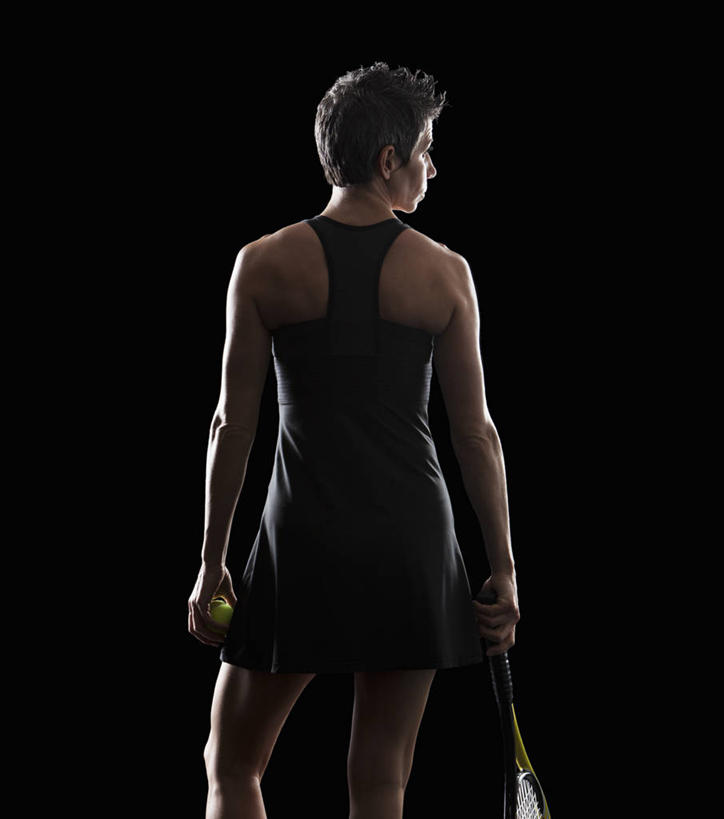 西方人,一个人,运动员,站,竖图,室内,白天,裙子,网球,欧洲,欧洲人,仅一个女性,仅一个人,握,阴影,黑色背景,连衣裙,反射,网球拍,影子,球拍,网球装备,拿,拿着,扭头,注视,运动器械,背面,黑色,观察,看,站着,转头,仅一个中年女性,健身器械,握着,摄影,影棚,观看,吊带裙,察看,关注,健身器材,网球运动,女人,女性,中年女性,白种人,体育运动员,运动选手,站立,半身,彩图,影棚拍摄,拍摄,运动器材