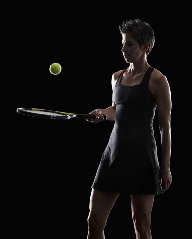 西方人,一个人,运动员,站,竖图,室内,白天,正面,裙子,网球,欧洲,欧洲人,仅一个女性,仅一个人,握,阴影,黑色背景,连衣裙,反射,网球拍,影子,球拍,网球装备,拿,拿着,注视,运动器械,黑色,观察,看,站着,仅一个中年女性,健身器械,握着,摄影,影棚,观看,吊带裙,察看,关注,健身器材,网球运动,女人,女性,中年女性,白种人,体育运动员,运动选手,站立,半身,彩图,影棚拍摄,拍摄,运动器材