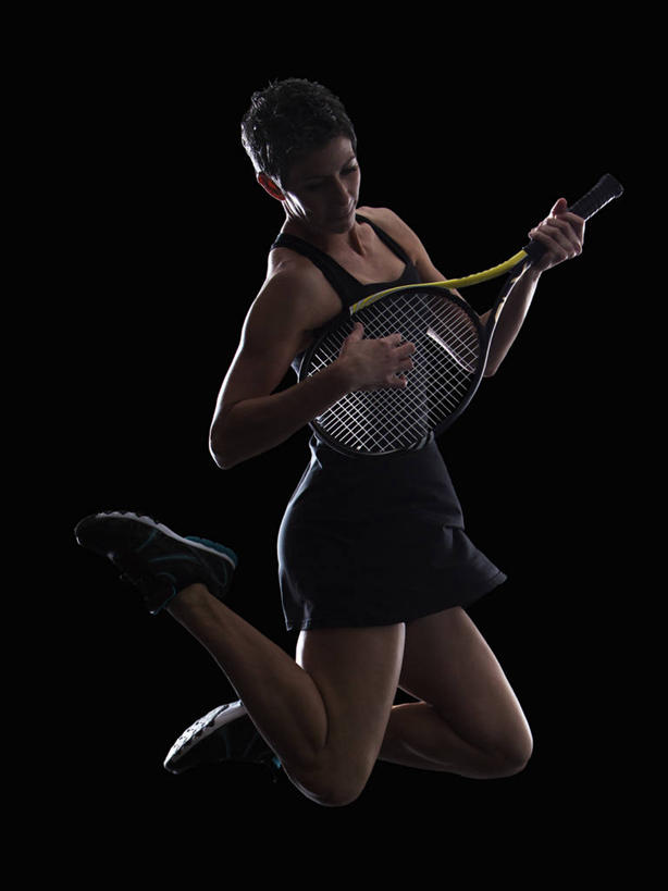 西方人,一个人,运动员,跳,竖图,室内,白天,正面,裙子,网球,欧洲,欧洲人,仅一个女性,仅一个人,握,阴影,黑色背景,连衣裙,反射,网球拍,影子,球拍,网球装备,半空,弹奏,拿,拿着,注视,运动器械,黑色,低头,观察,看,仅一个中年女性,健身器械,握着,摄影,影棚,观看,吊带裙,察看,关注,健身器材,网球运动,女人,女性,中年女性,白种人,体育运动员,运动选手,跳跃,彩图,全身,影棚拍摄,拍摄,运动器材