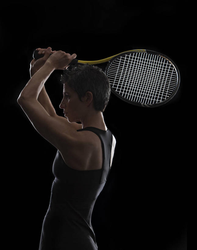 西方人,一个人,运动员,站,举,竖图,室内,白天,侧面,裙子,网球,欧洲,欧洲人,仅一个女性,仅一个人,握,阴影,黑色背景,连衣裙,反射,网球拍,影子,球拍,网球装备,拿,拿着,注视,运动器械,黑色,观察,看,托,站着,仅一个中年女性,健身器械,握着,摄影,影棚,观看,吊带裙,察看,关注,健身器材,网球运动,女人,女性,中年女性,白种人,体育运动员,运动选手,举起,举手,举着,向上举,向上伸,向上托,站立,半身,彩图,影棚拍摄,拍摄,运动器材