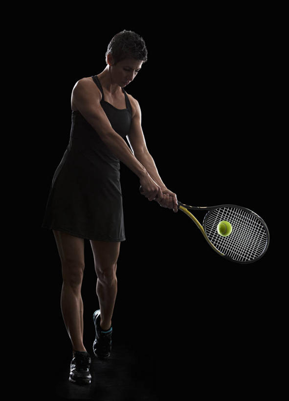 西方人,一个人,运动员,站,竖图,室内,白天,正面,裙子,网球,欧洲,欧洲人,仅一个女性,仅一个人,握,阴影,黑色背景,连衣裙,反射,网球拍,影子,球拍,网球装备,拿,拿着,注视,运动器械,黑色,低头,观察,看,站着,仅一个中年女性,健身器械,握着,摄影,影棚,观看,吊带裙,察看,关注,健身器材,网球运动,女人,女性,中年女性,白种人,体育运动员,运动选手,站立,彩图,全身,影棚拍摄,拍摄,运动器材