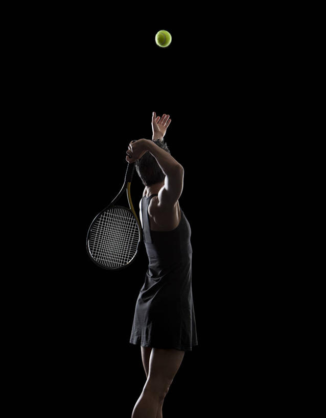 西方人,一个人,运动员,站,投,举,竖图,室内,白天,侧面,裙子,网球,欧洲,欧洲人,仅一个女性,仅一个人,握,阴影,黑色背景,连衣裙,反射,网球拍,影子,球拍,网球装备,拿,拿着,运动器械,黑色,托,站着,仅一个中年女性,健身器械,握着,摄影,影棚,吊带裙,健身器材,网球运动,女人,女性,中年女性,白种人,体育运动员,运动选手,举起,举手,举着,抛,扔,撒,抬头,向上举,向上伸,向上托,仰头,站立,掷,半身,彩图,影棚拍摄,拍摄,运动器材